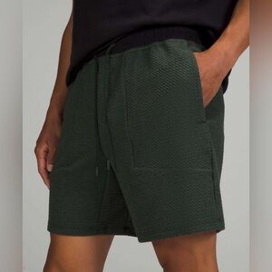 NWT Lululemon Men’s At Ease Short 7”  Drawstring size L